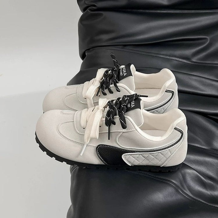Dame sporty sneakers i vintage design med åndbar mesh-overflade og dæmpende sål Stilla