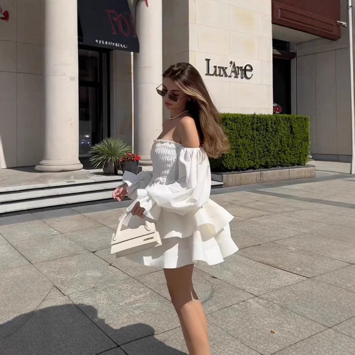 Dame Off-Shoulder Minikjole med voluminøse ærmer og flæser Stilla