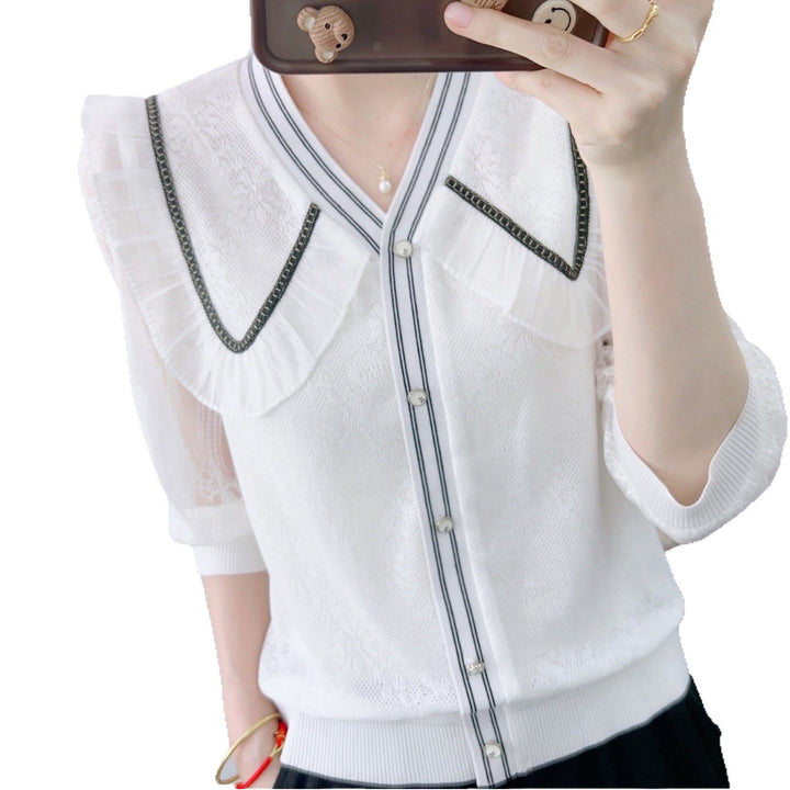 Damebluse med elegante flæsedetaljer og moderne knaplukning Stilla