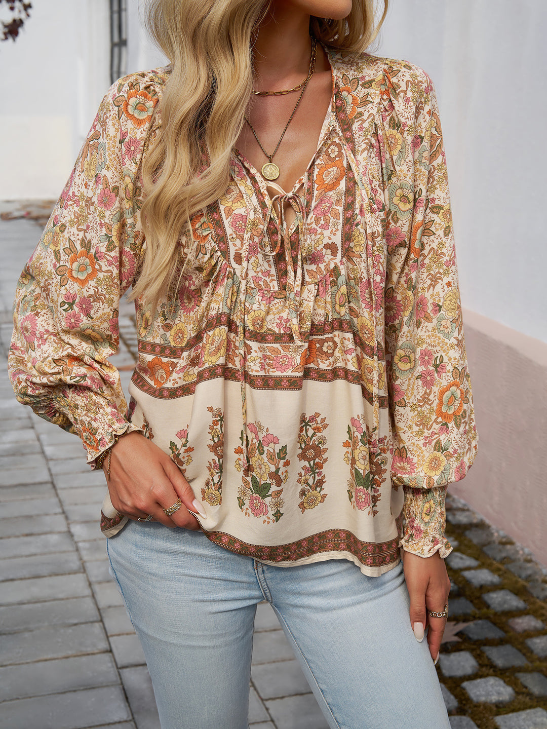 Damebluse med afslappet snit og blomsterprint Stilla