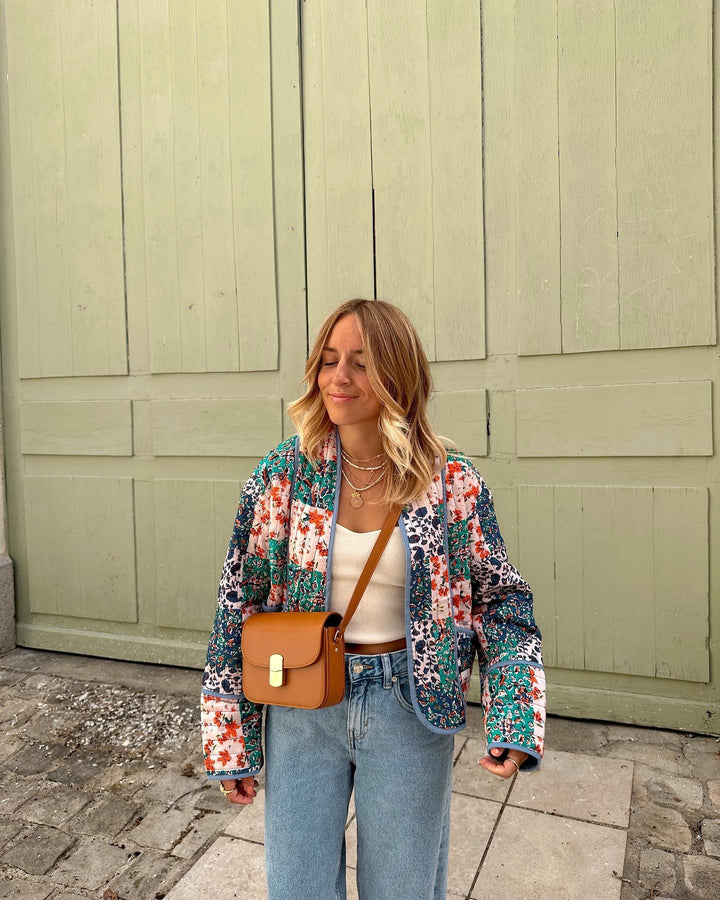 Dame kimono jakke med blomster print og elegant skærekonstruktion Stilla
