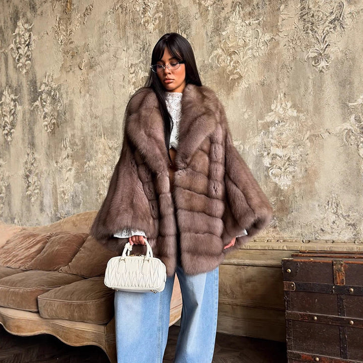 Dame luksuriøs kunstpelsjakke med løst snit og modige detaljer Stilla
