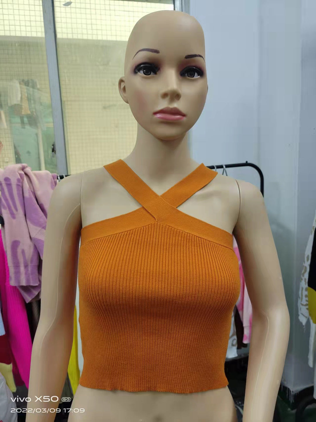 Dame Crop-Top med stilfuldt krydsbånddesign Skovae