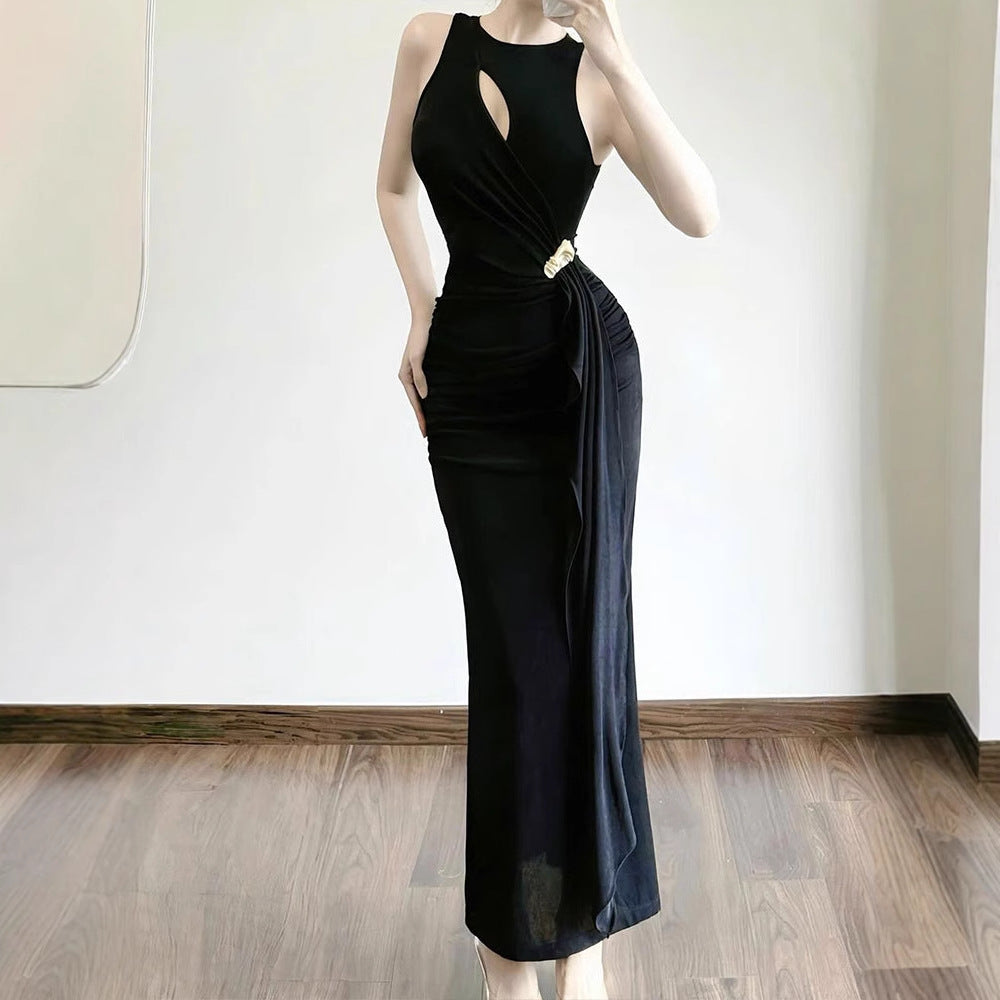 Dame figurtilpasset aftenkjole med asymmetrisk snit og elegant drapering Skovae