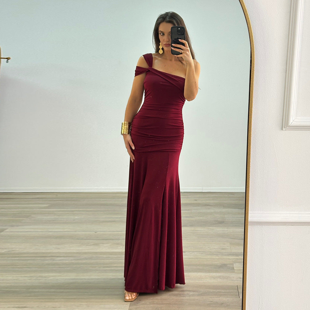 Dame elegant, figursyet aftenkjole med asymmetrisk strop Skovae