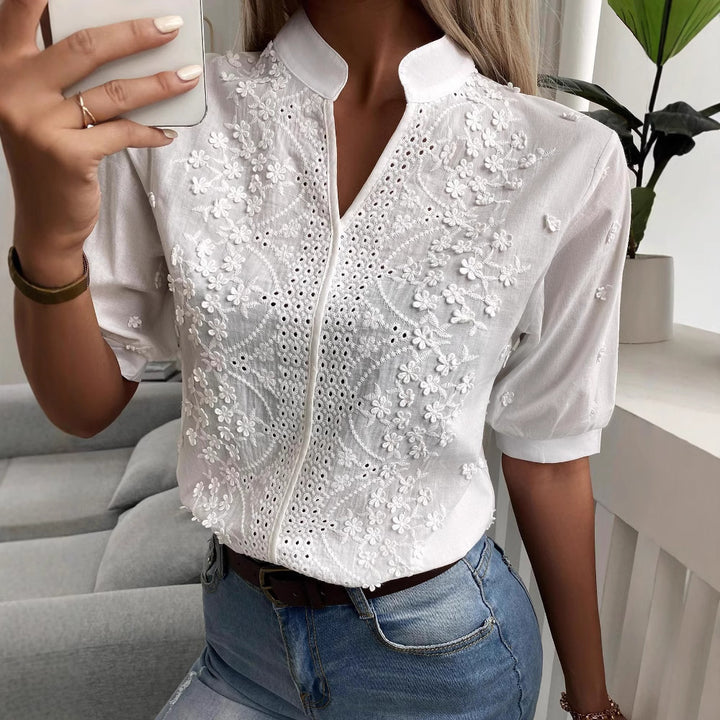 Dame broderet bluse med ståkrave og hulbroderi Stilla