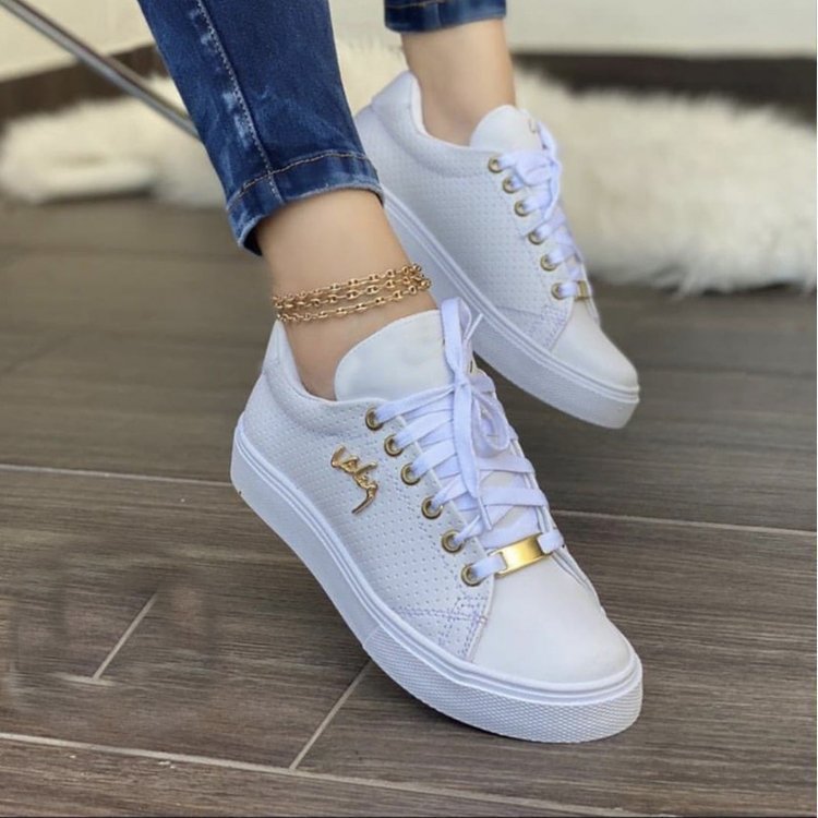 Dame mode sneakers med åndbart overmateriale og elegante metal accenter Stilla