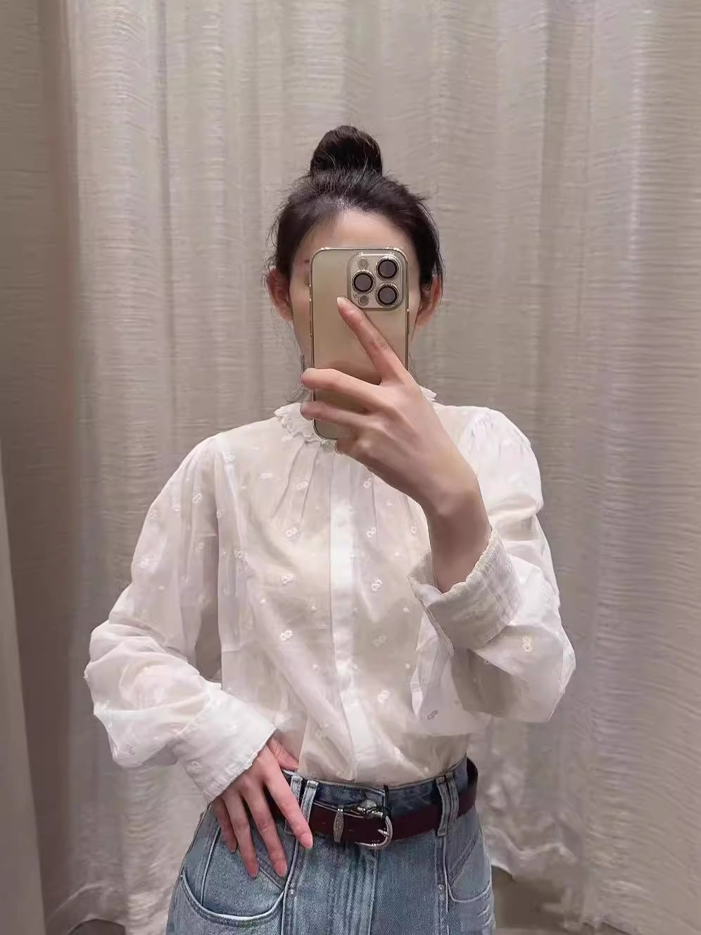 Damebluse med romantisk flæsedetalje Stilla