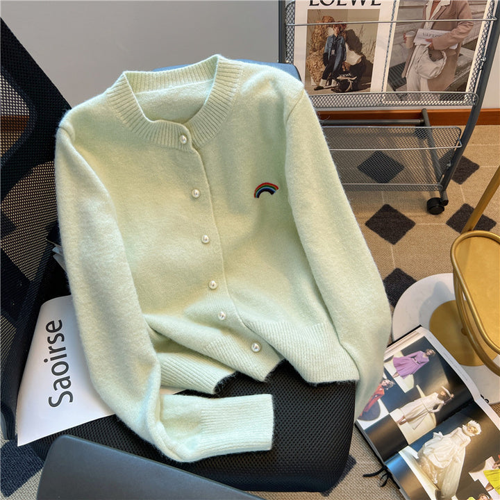 Femme Cozy Button-Up Cardigan med Regnbue Detalje Stilla