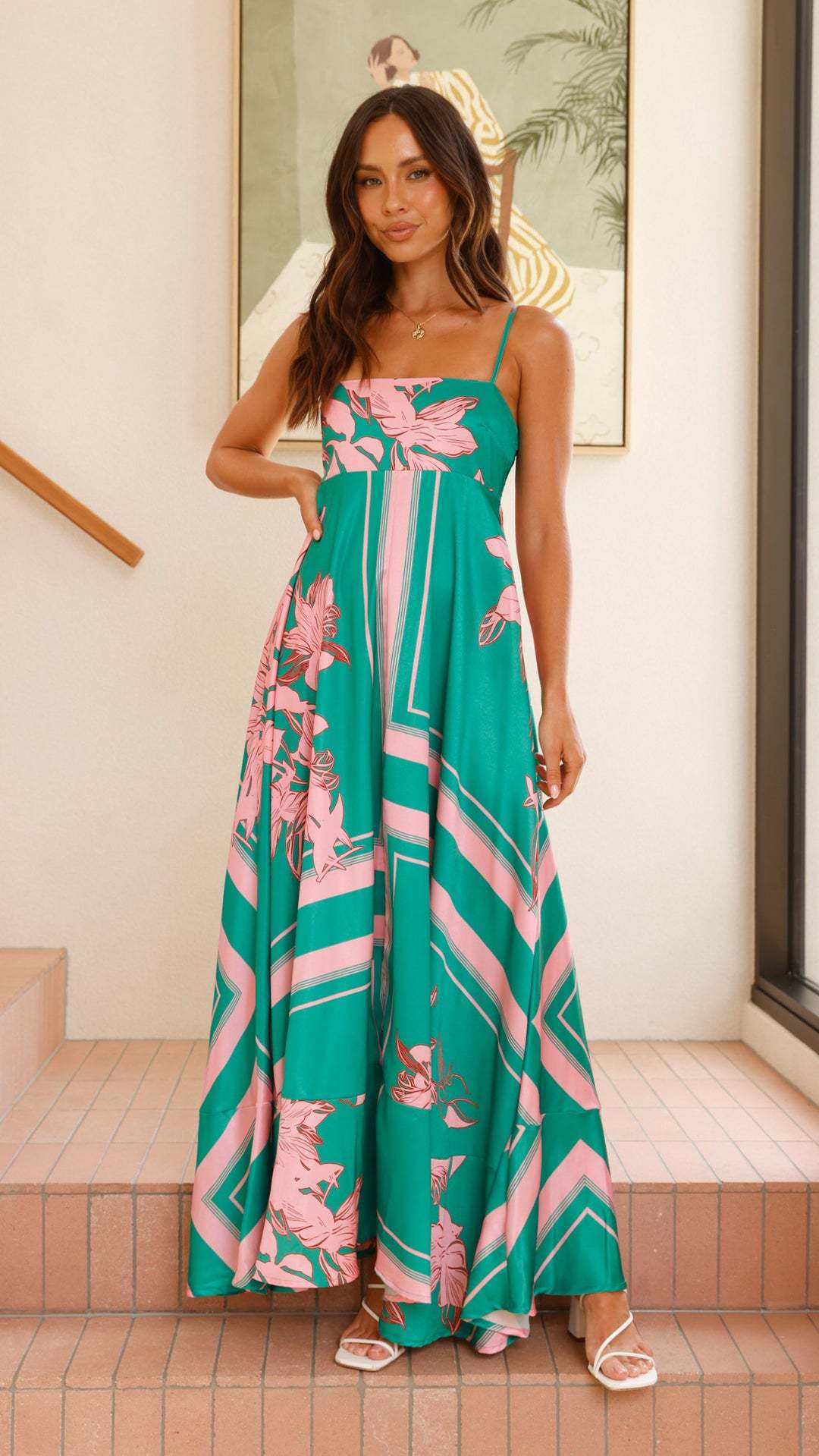 Dame Maxikjole med elegant blomsterdesign og smalle stropper Skovae