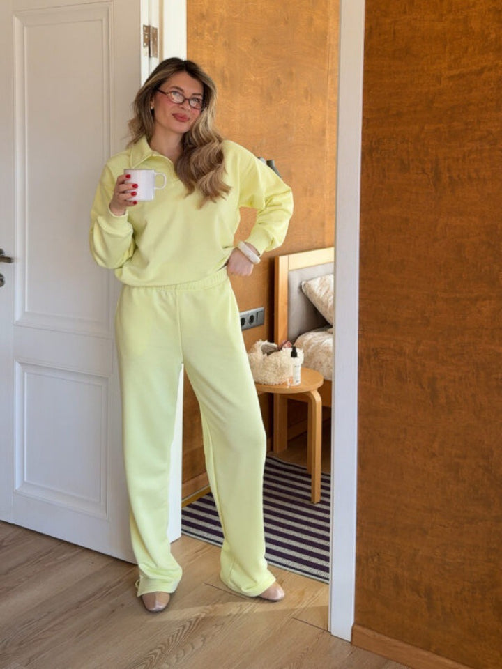 Kvinders loungewear dragt lavet af blødt fleece med polo krave og lige bukser Skovae