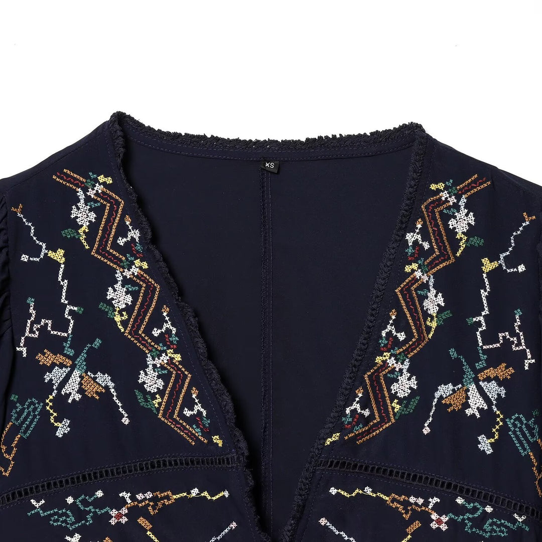 Dame kort bluse med plads til elegante bind Skovae