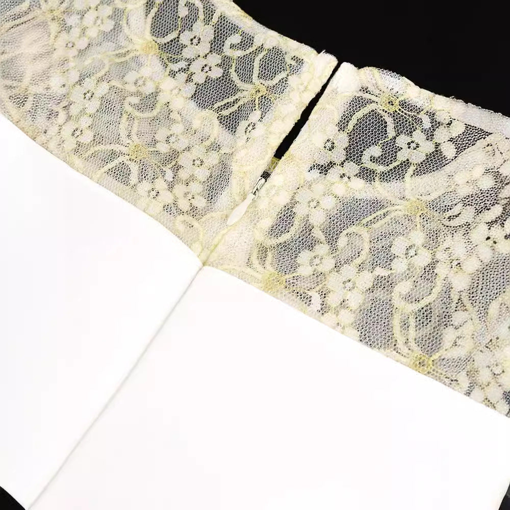 Damer elegant kjole med raffineret peplum-snit og spidse accenter Skovae