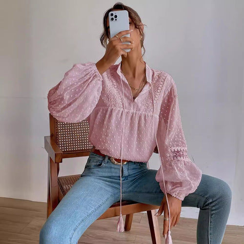 Damebluse med flæseærmer og fine broderier Stilla
