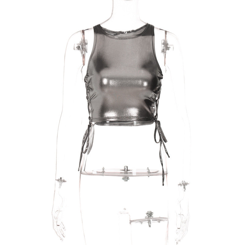 Dame Crop-Top i skinnende materiale med justerbare flæsedetaljer Stilla