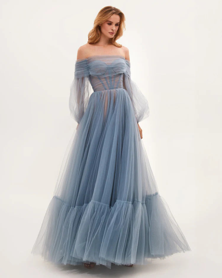 Dame Maxikjole med off-shoulder design og voluminøs tylkant Stilla