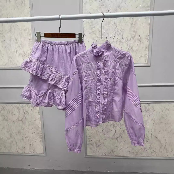 Damebluse med flæsedetaljer og modematerialer Stilla