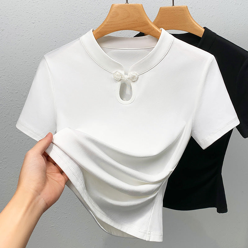 Dame kortærmet bluse med elegant rund halsudskæring og floralt knapdetalje Stilla