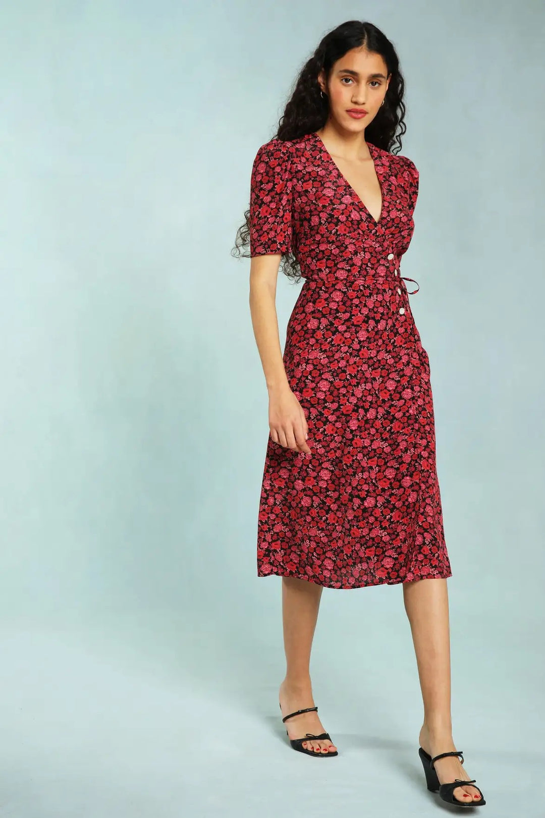Dame wrap kjole med elegante puffærmer og frisk blomsterdesign Stilla