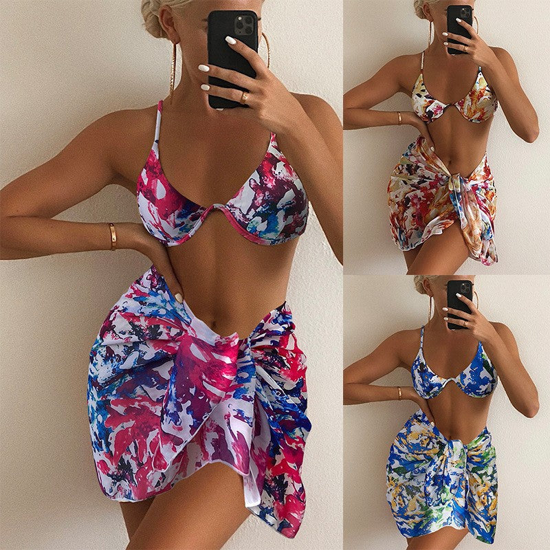 Dame bikini-top og svømmerock-sæt med farverigt, blomsterdesign Stilla