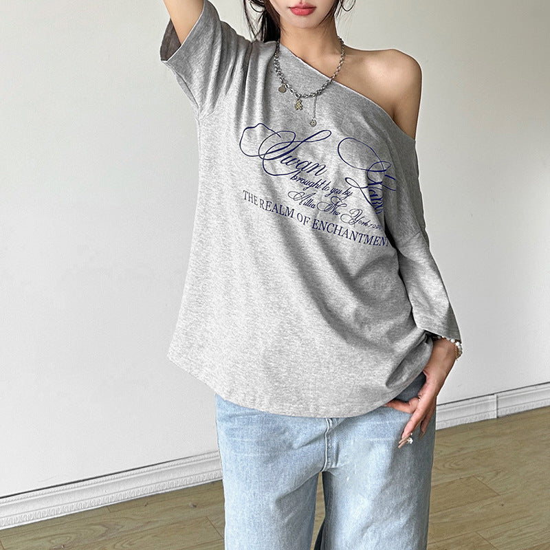 Dame afslappet top med asymmetrisk snit og elegant skrift Stilla