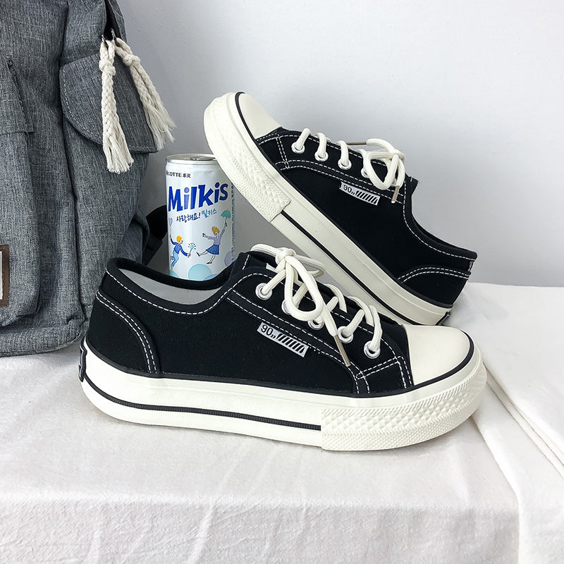 Dame Sneakers i en afslappet retro-look med kontrasterende snørebånd og opbøjelig gummisål Stilla