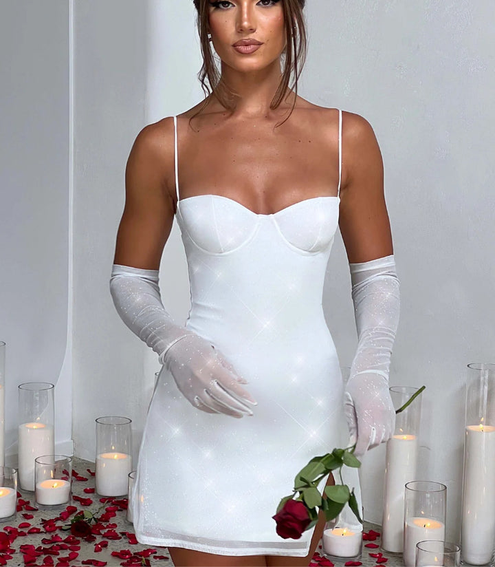 Dame figursyet minikjole med skinnende stof og elegante spaghetti stropper Stilla