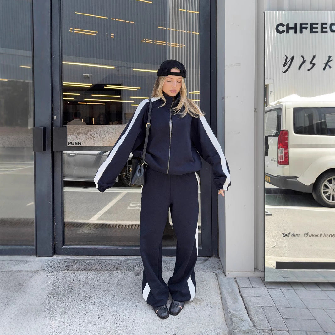 Kvinders afslappede træningsdragt med fashionable kontraststriber