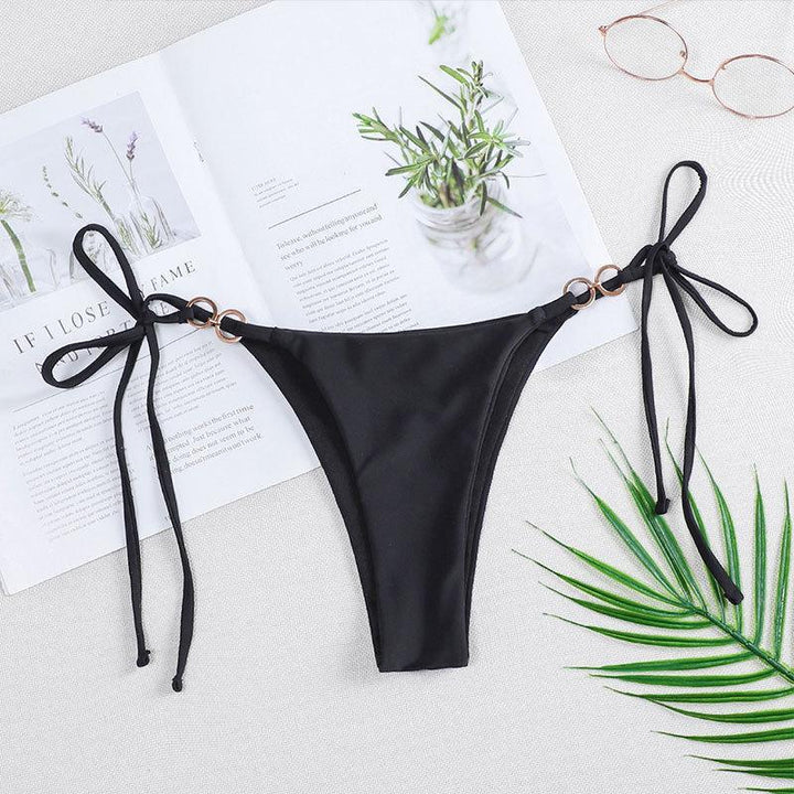 Dame bikiniunderdel med justerbare bindebånd og elegante metalringe Skovae