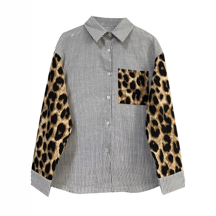 Femme nutidigt Button-Up-skjorte med dyretryk-accenter Stilla