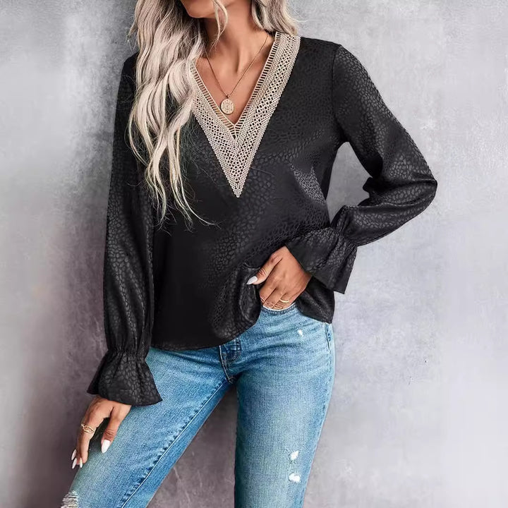Dame mode bluse med raffinerede huldetaljer og elegant V-udskæring Stilla