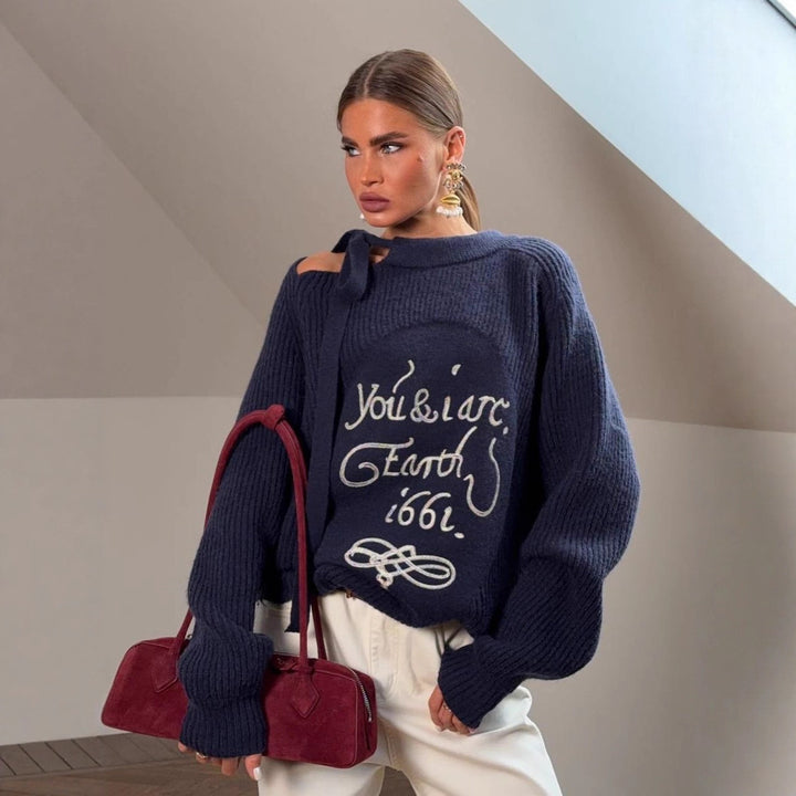 Kvindernes chunky strikket sweater med dekorativ tekst og asymmetrisk halsudskæring Stilla