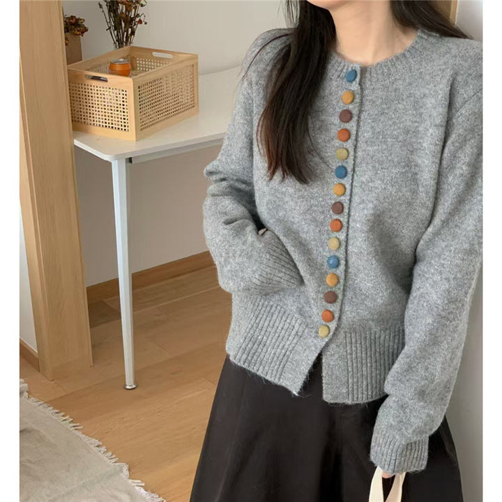 Kvinders cardigan med farverige knapdetaljer og casual snit Stilla