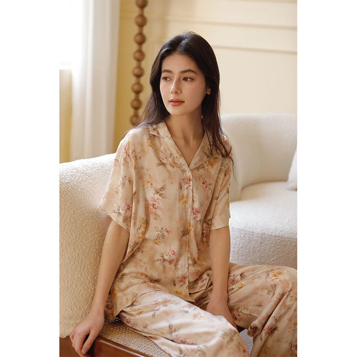 Dame komfortabel Satin pyjamasæt med blomsterdesign og elegant knapliste Stilla