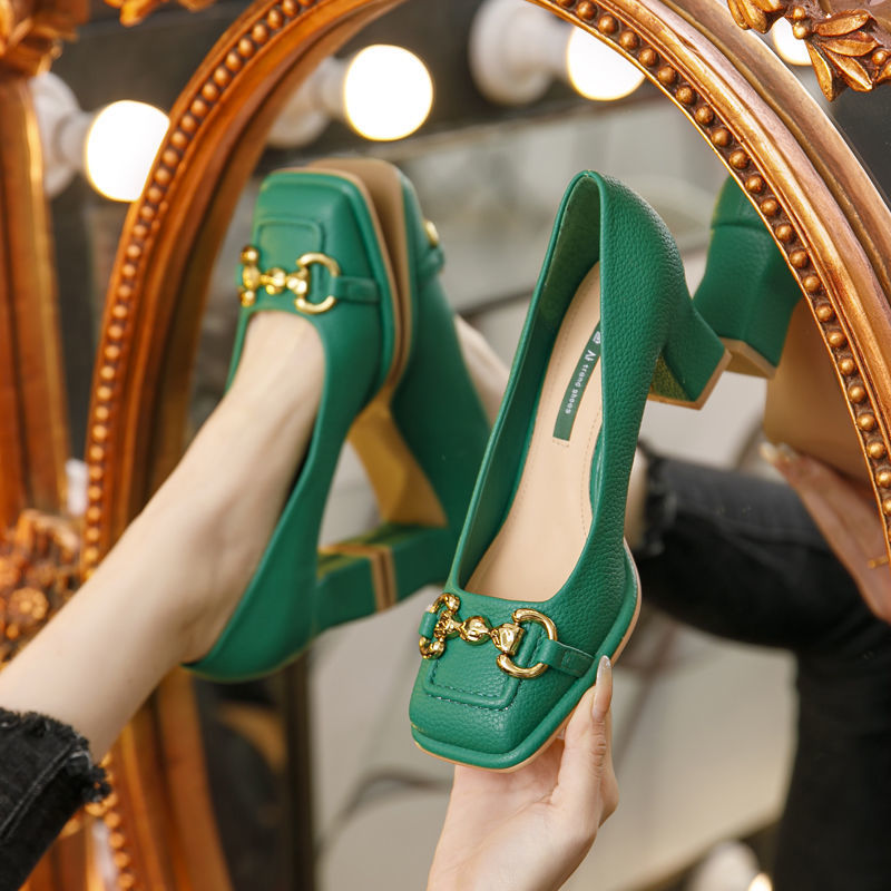 Femme Elegante Chunky-hæle-pumps med dekorativt guld kæde-detalje Stilla