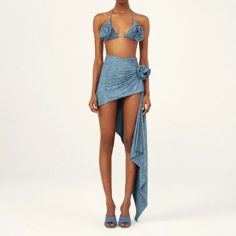 Dame trekantet bikini-sæt med blomstret design og elegant omslagsskjørt Skovae