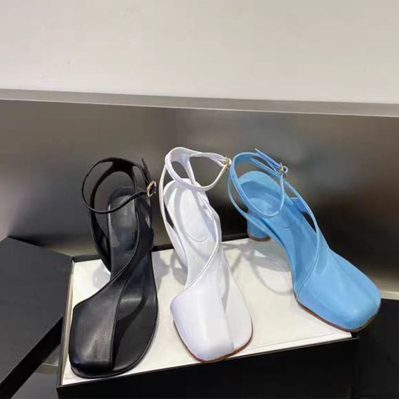 Femme Højhælede Sandaler med skulpturel Ankelrem-Design Stilla