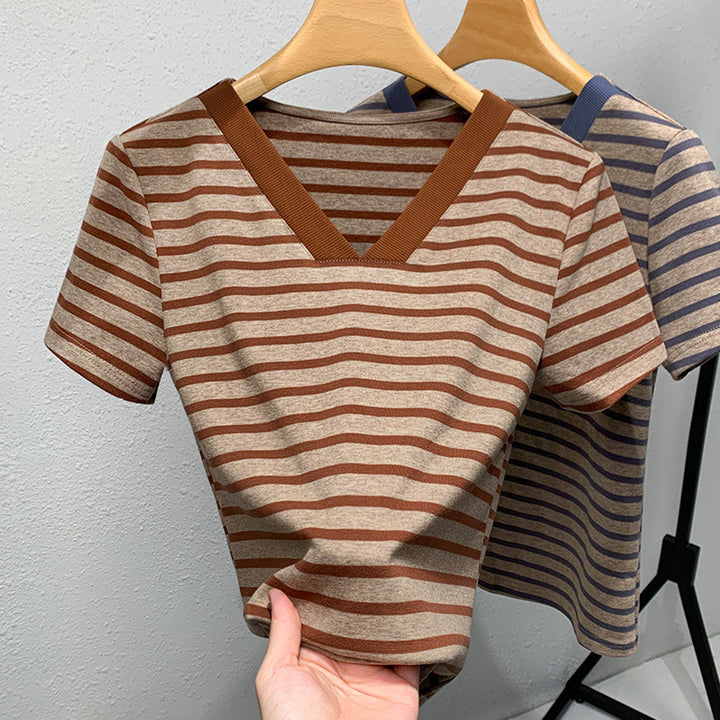Dame stribet T-shirt med elegant V-udskæring og kontrasterende manchetter Stilla