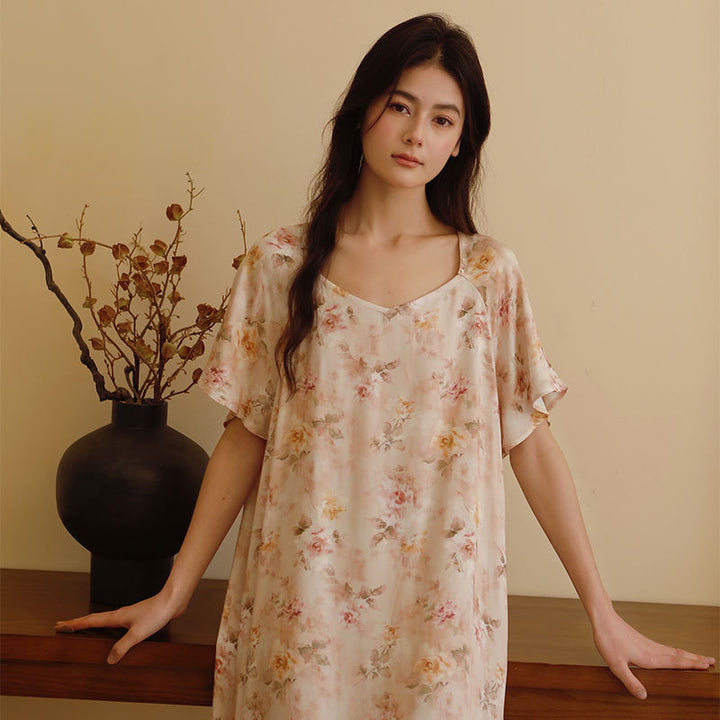 Dame komfortabel Satin pyjamasæt med blomsterdesign og elegant knapliste Stilla