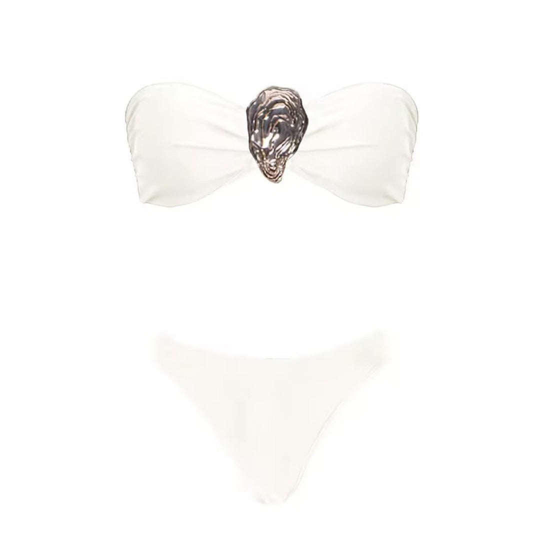 Dame bandeau-bikini med elegant omslagsskjørt og dekorativt vedhæng Stilla