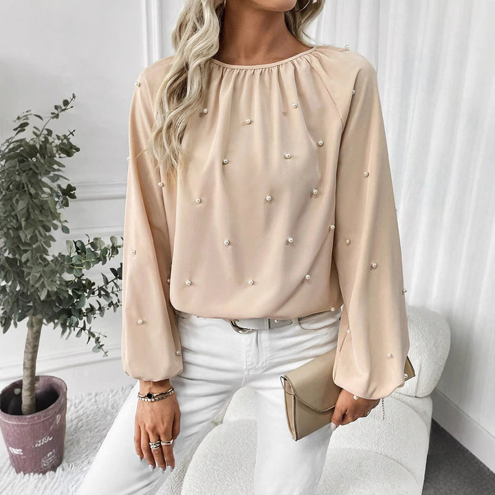 Damernes elegante bluse med perleprydede detaljer og brede ærmer Stilla