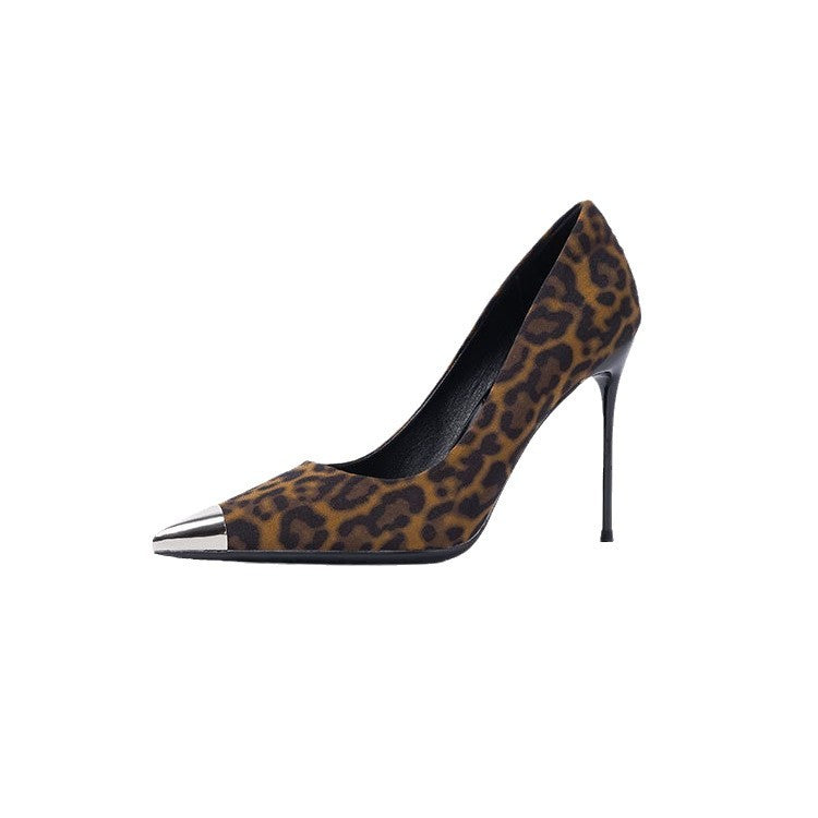 Femme spidse stiletter med dyreprint og metallisk accent Stilla