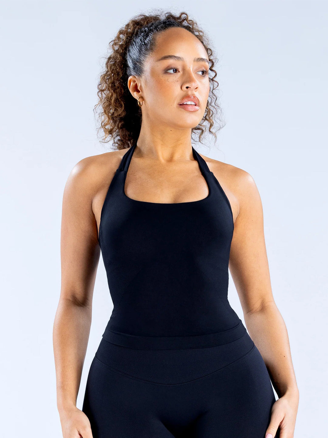 Dame sportstop med komfortabelt halter-design og åndbare materialer Skovae