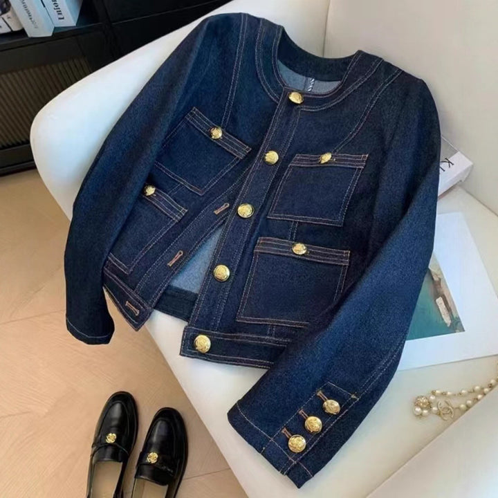 Kvinders fashionable denimjakke med gyldne knapdetaljer Stilla