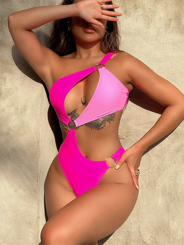 Dame one-piece badedragt med asymmetrisk snit og ringdetaljer Skovae