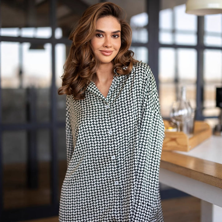 Dame luksuriøs og elegant pyjamas-sæt lavet af let stof med moderne mønstre Stilla