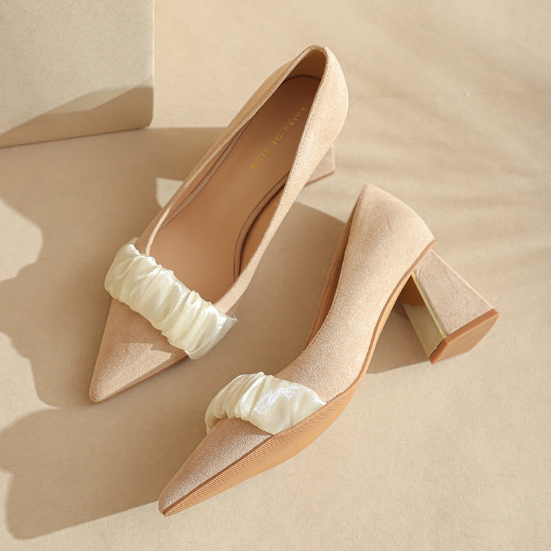 Dame Elegant Spids-Tå Blokhæl Pumps med dekorativt Flæse-detalje Stilla