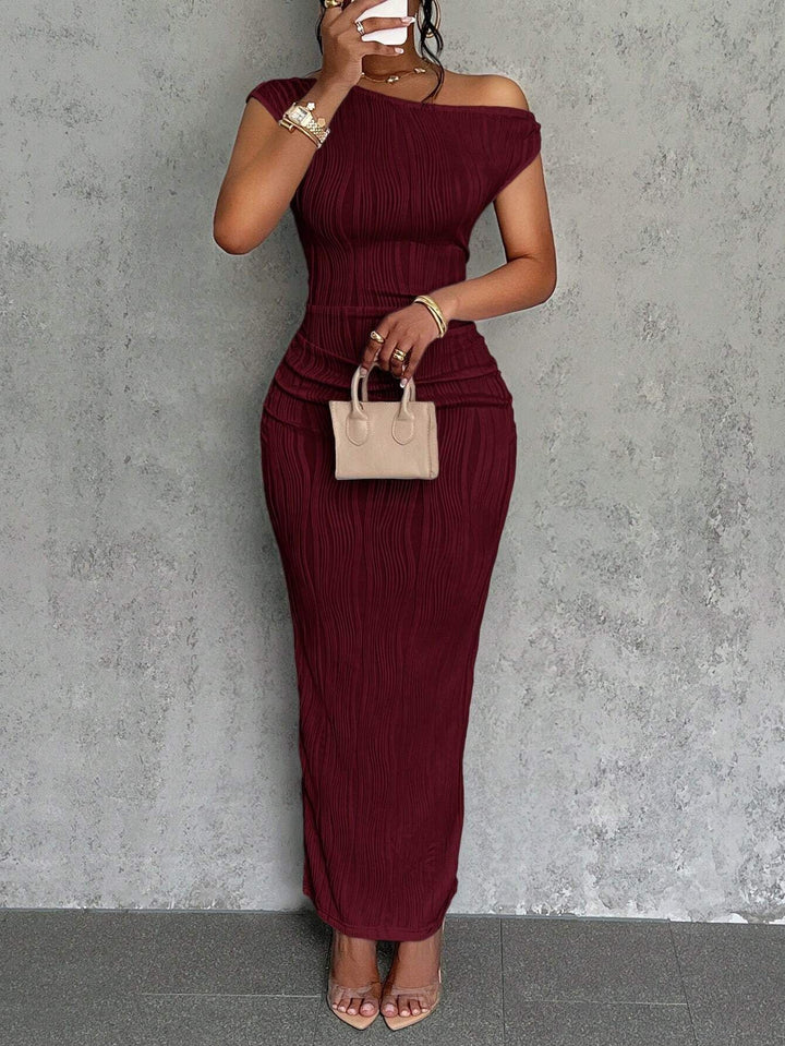 Dame elegant maxikjole med asymmetrisk snit og ribbede detaljer Stilla