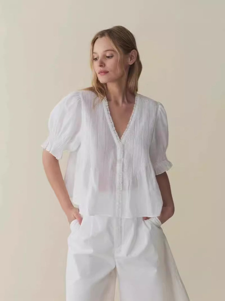 Damebluse med flæseærmer og elegant broderi Stilla