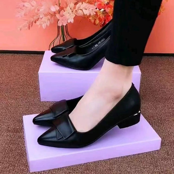 Dame ballerinas med stilfuld sløjfe accent og elegant blokhæl Stilla